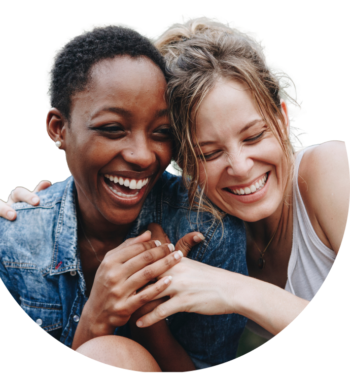 Amies souriantes, partageant un moment de pur bonheur.
