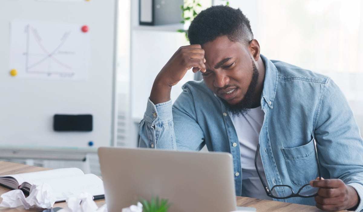 Homme déprimé qui regarde son ordinateur 