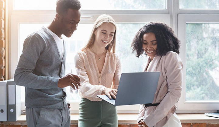 Trois employés qui regardent un ordinateur